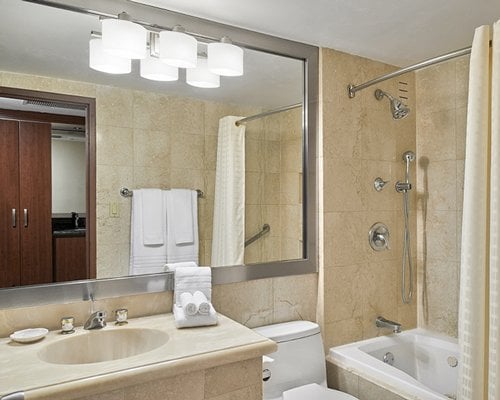 Newport Beachside Resort Bathroom