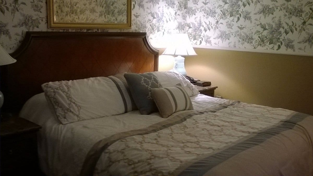 Americas Cup Inn bed