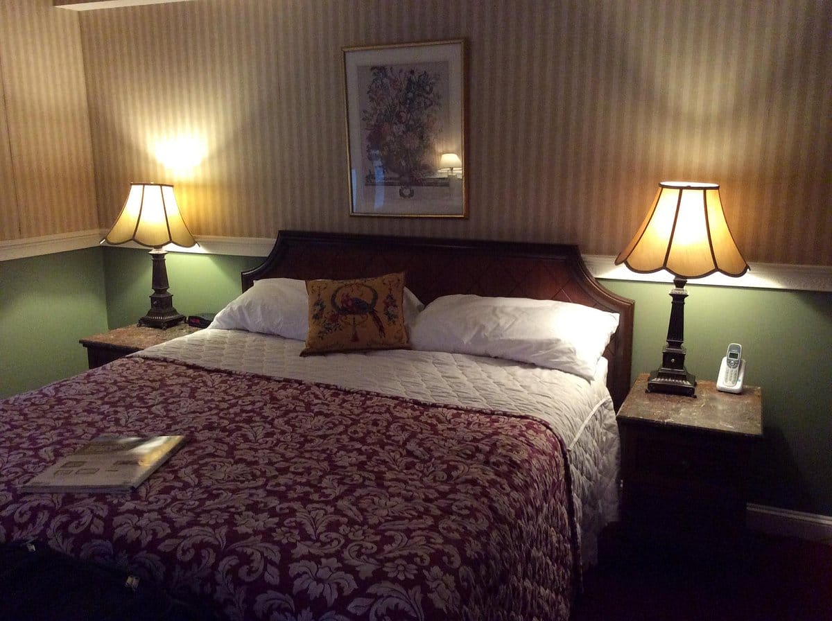 Americas Cup Inn bed