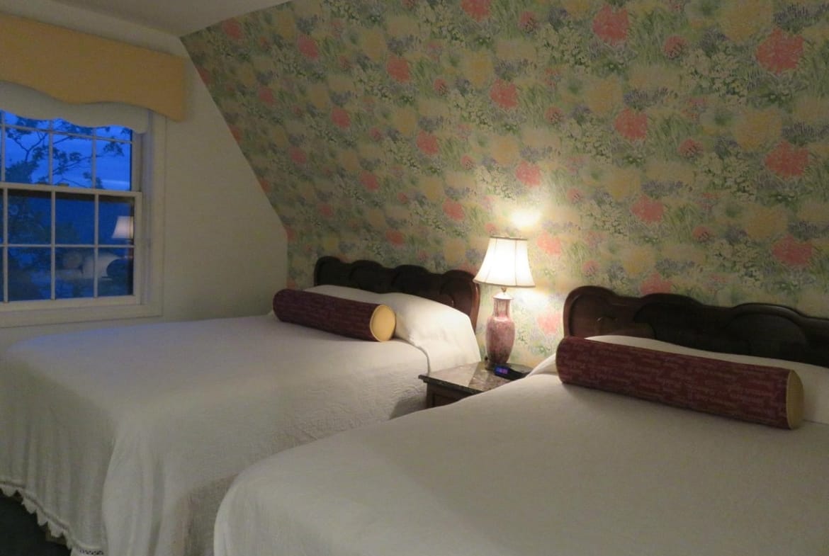 Americas Cup Inn double beds