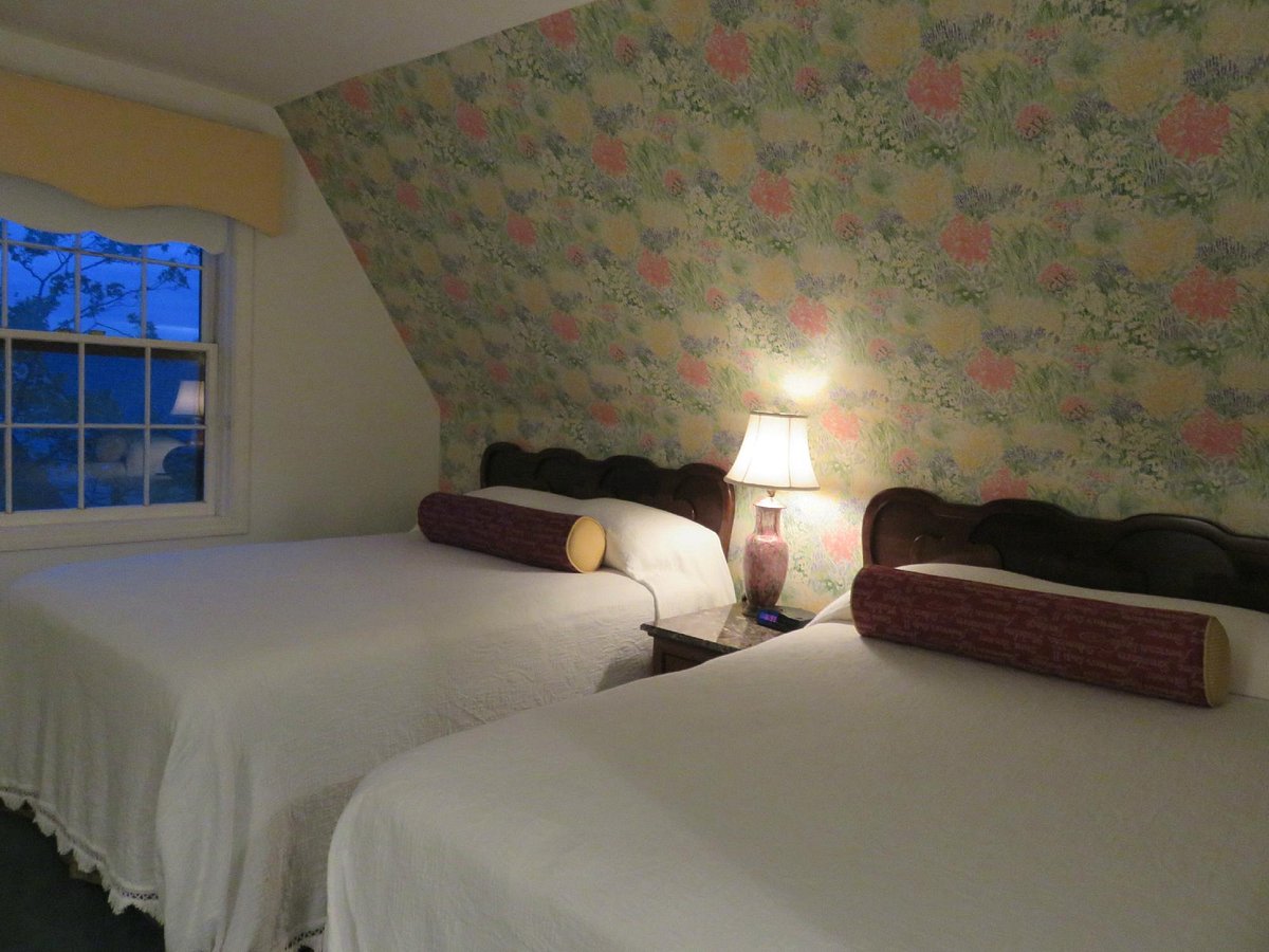 Americas Cup Inn double beds