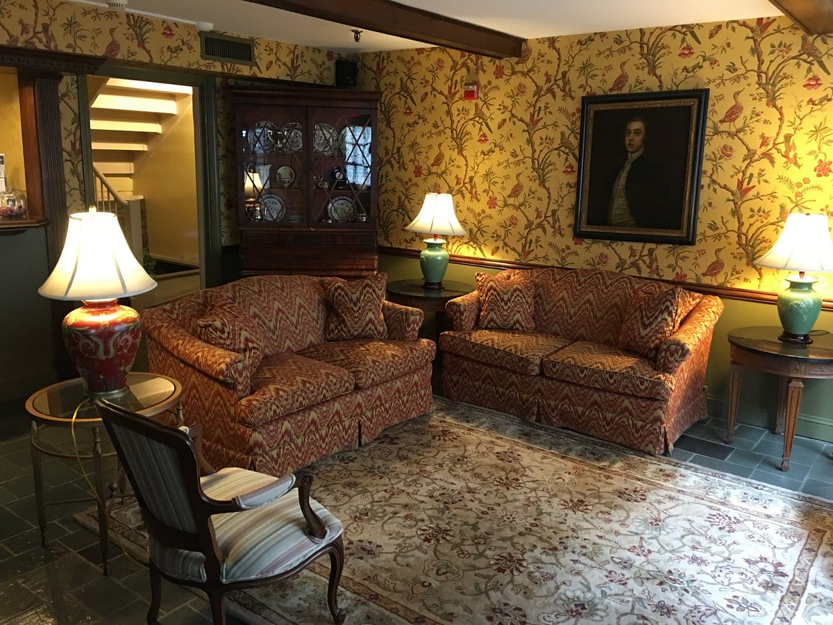 Americas Cup Inn living room
