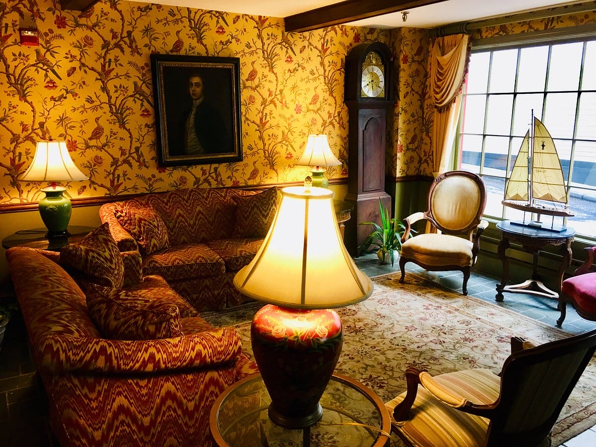 Americas Cup Inn seating