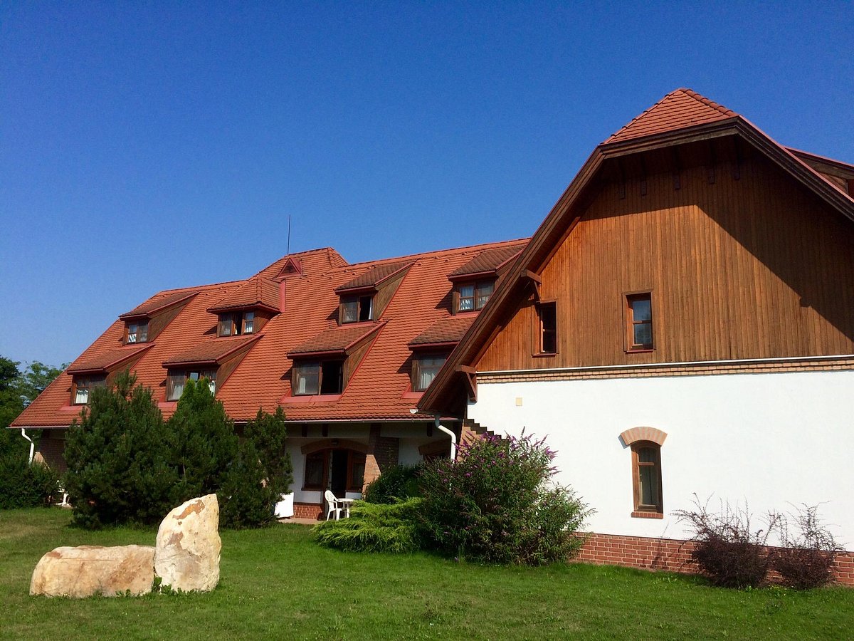 Club Dobogomajor Building