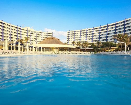 Golden Shores And Crown Paradise Cancun