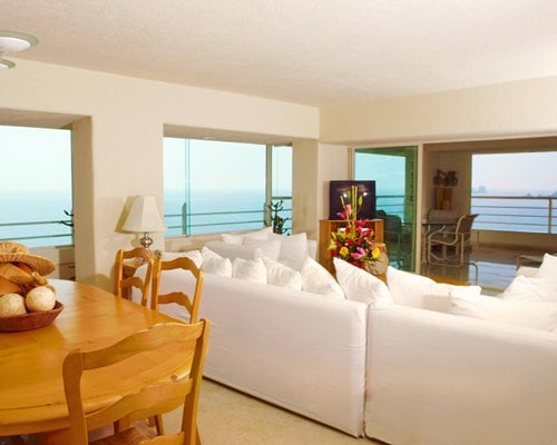 Hotel Emporio Ixtapa Living and Dining