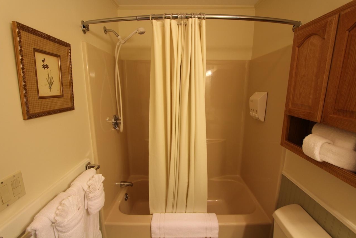 Innseason Resorts – The Falls At Ogunquit Bathroom