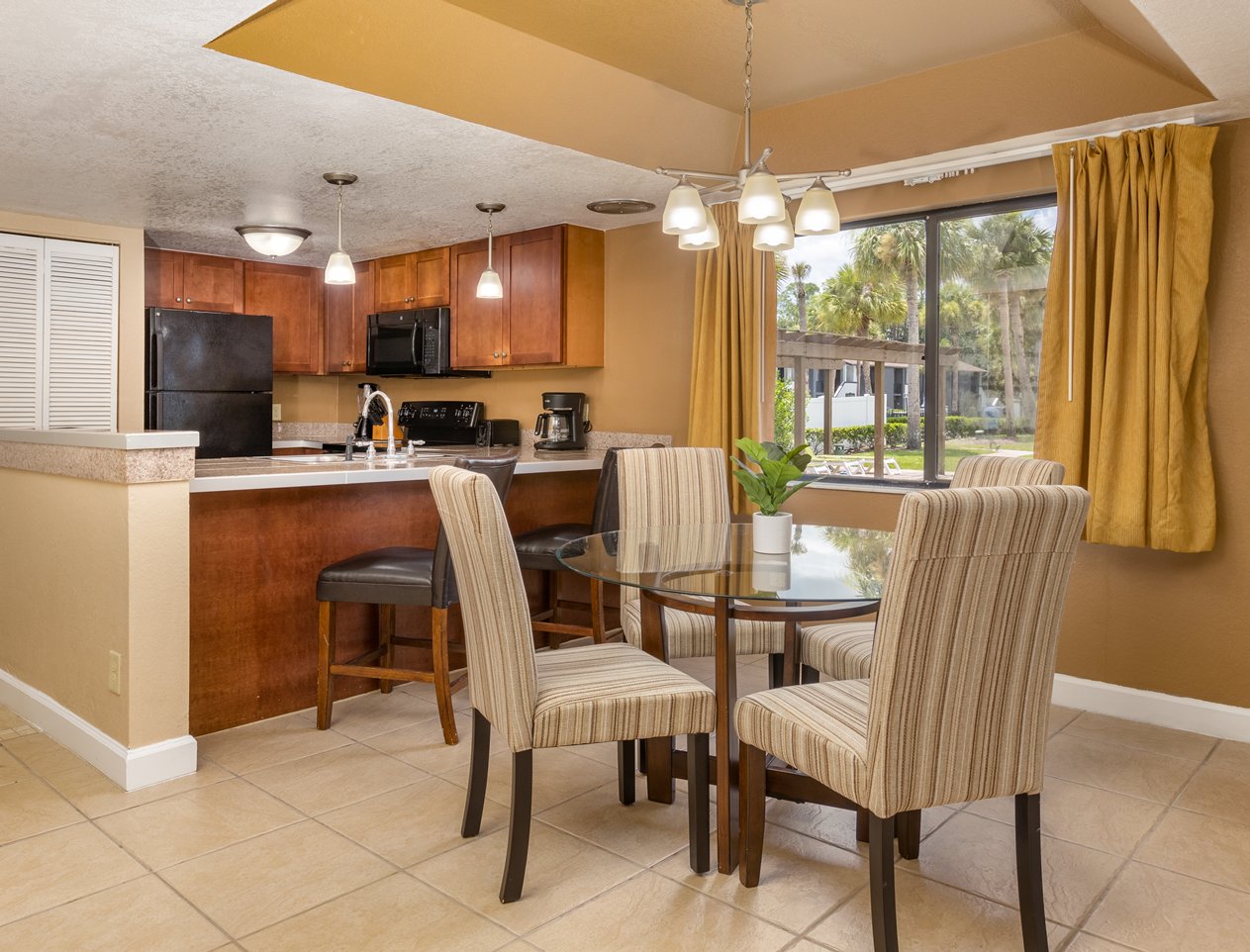 Legacy Vacation Club Orlando – Oaks Full Kitchen and Dining