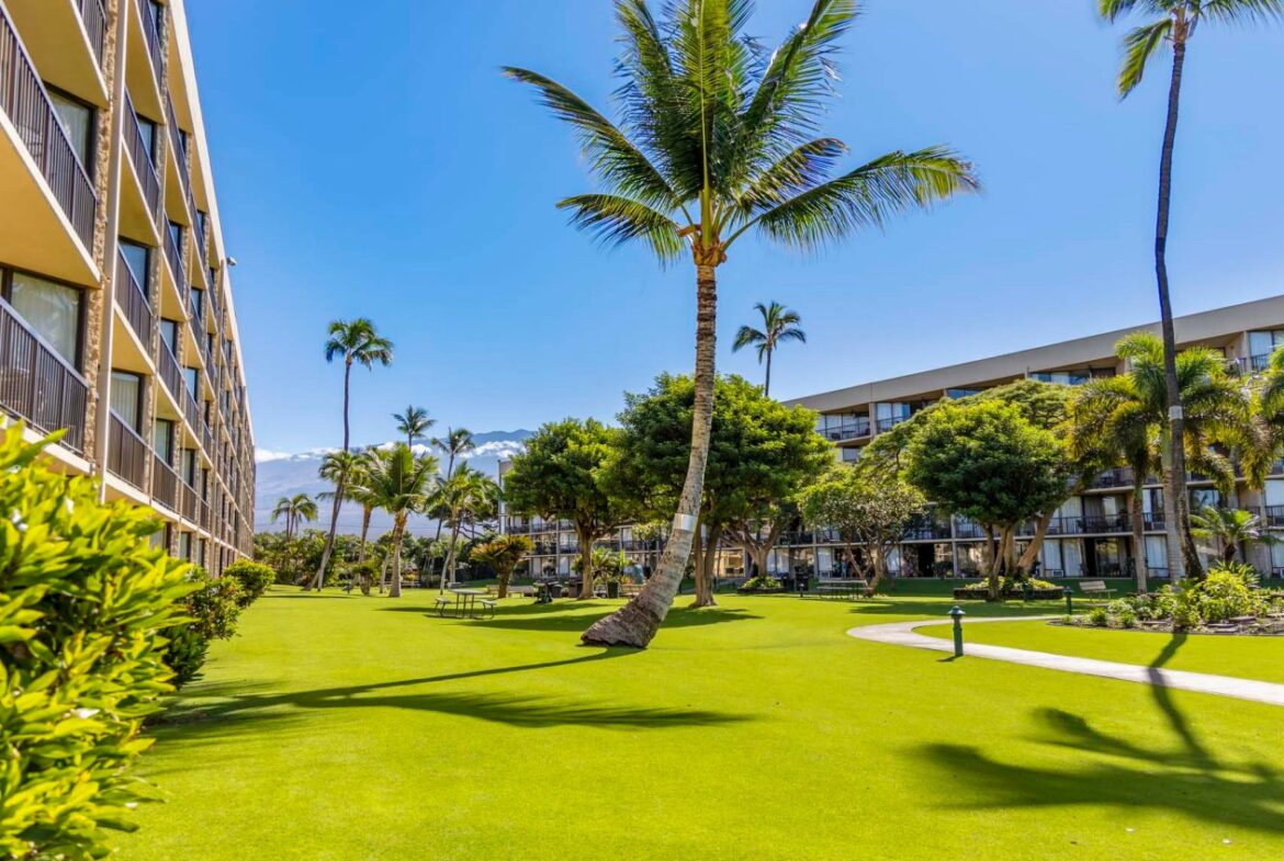 Maui Sunset I And II Grounds