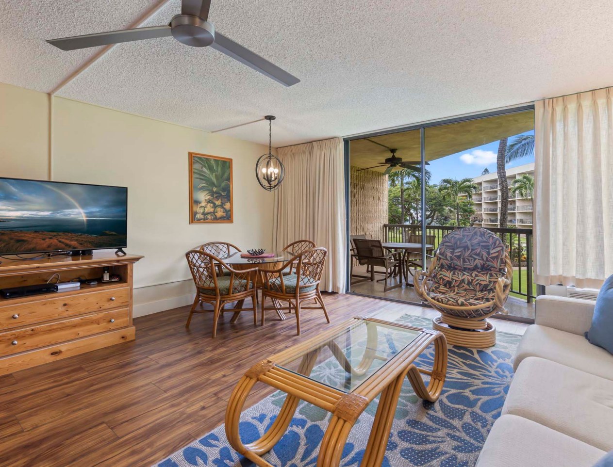 Maui Sunset I And II Living Space