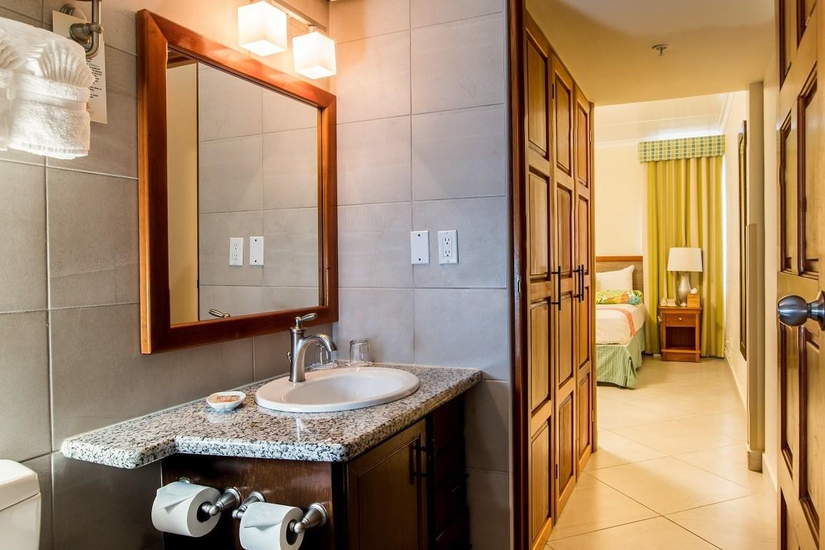 Paradise Beach Villas Master Room Bathroom