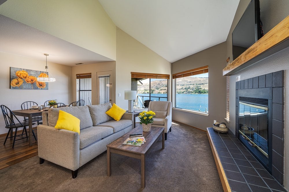 Peterson's Waterfront Resort living room