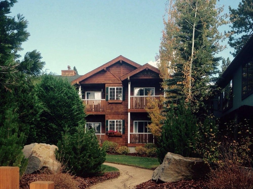 Red Wolf Lakeside Lodge Exterior