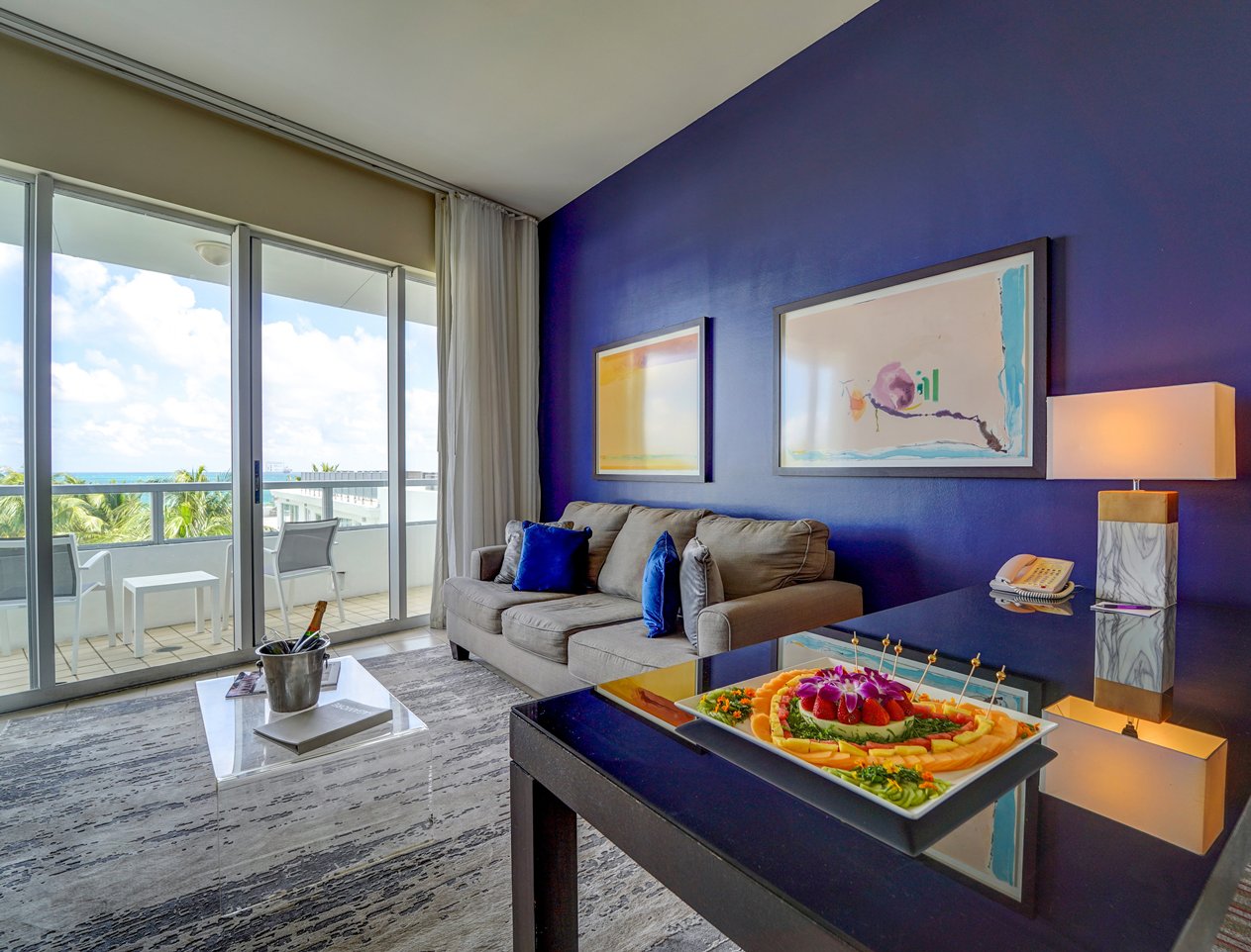 Sagamore Suites Hotel Living Room View