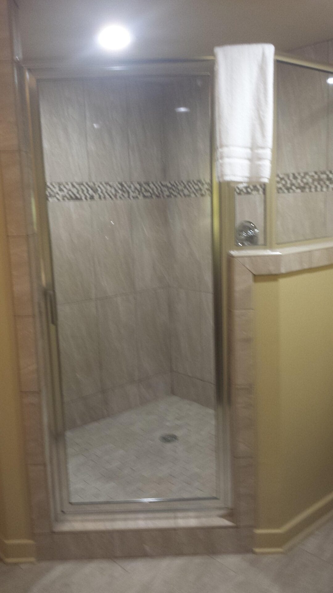 Vacation Village Patriot's Inn shower