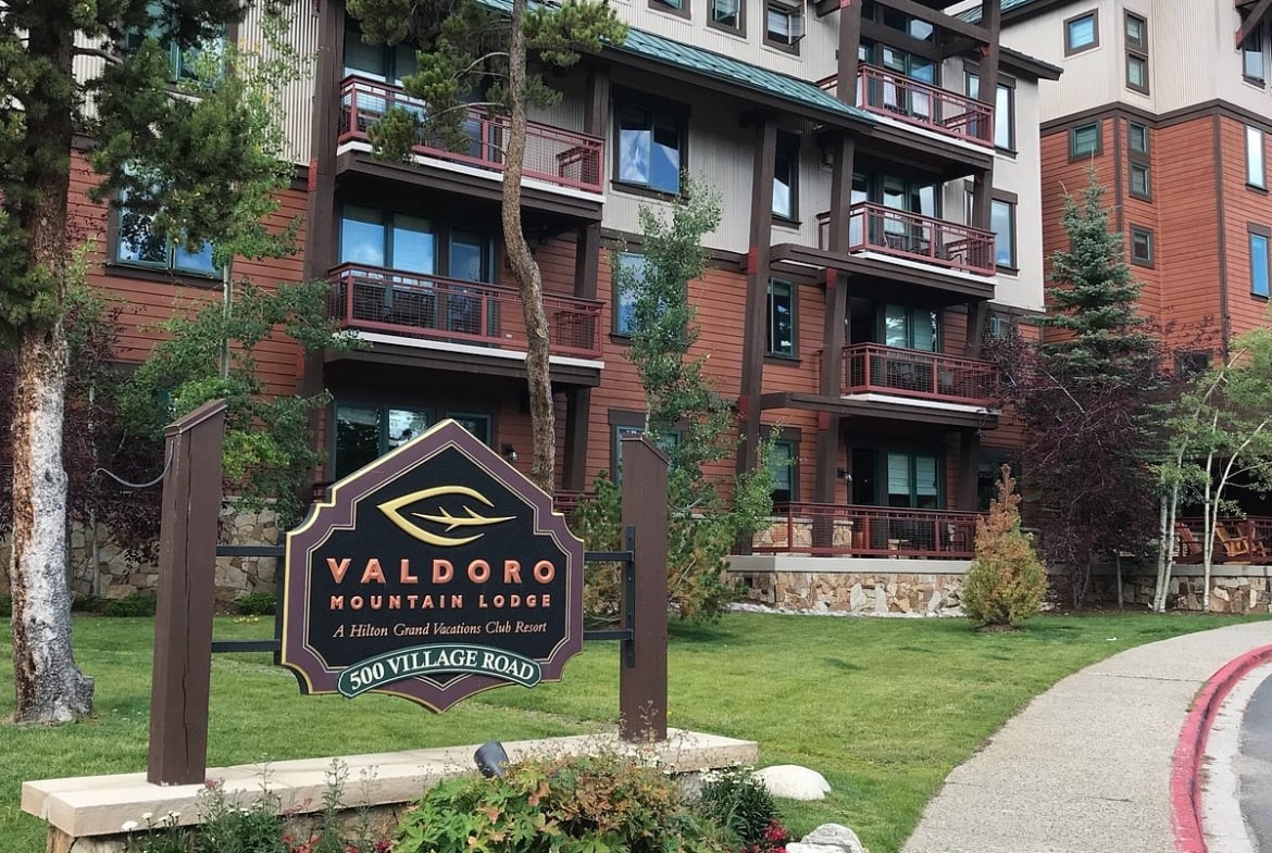 Valdoro Mountain Lodge, A HGVC Resort sign