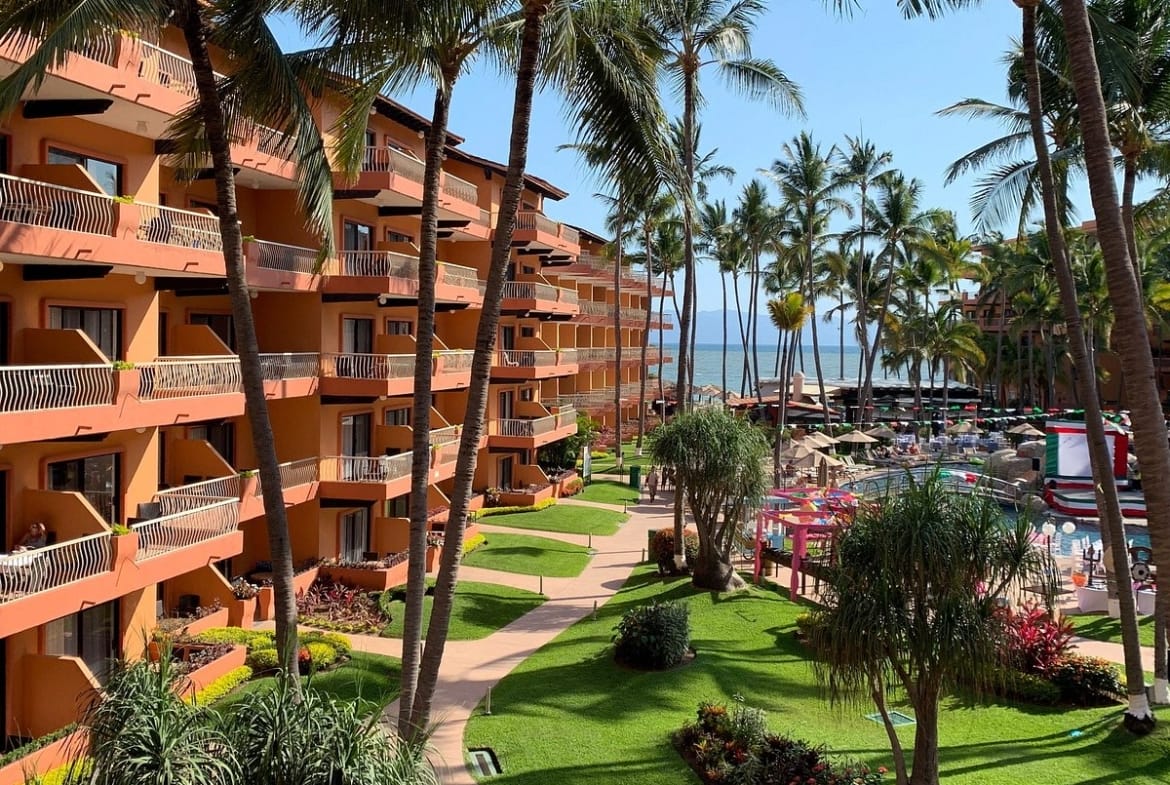 Villa Del Palmar building side