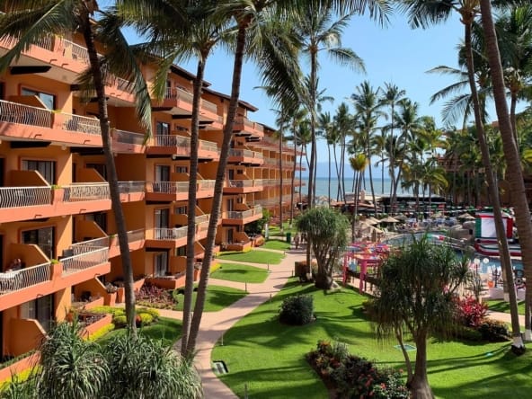 Villa Del Palmar building side