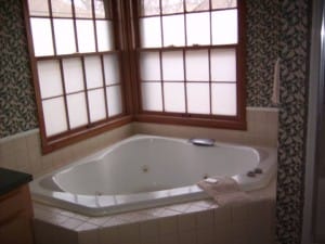 Village West Resort bathroom tub