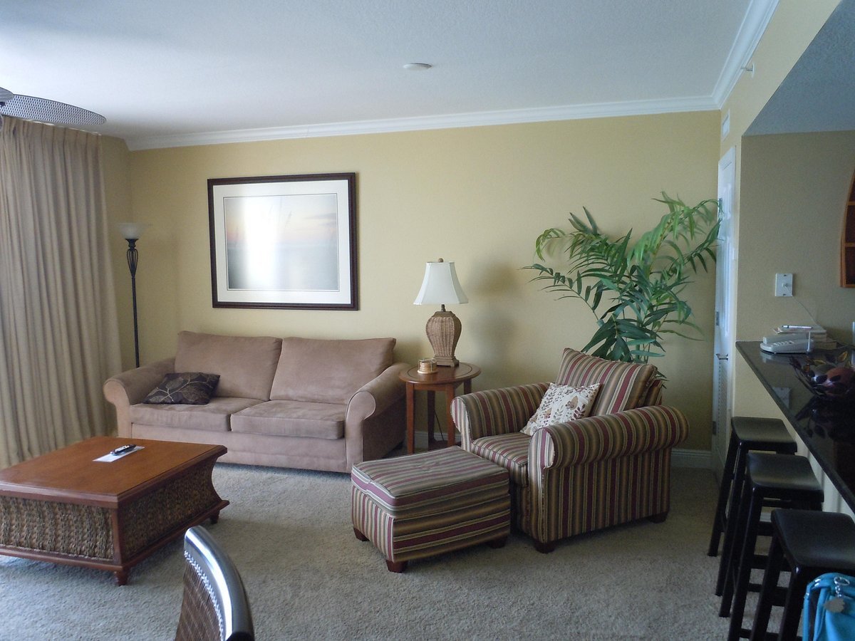 Wyndham Emerald Beach Resort living room