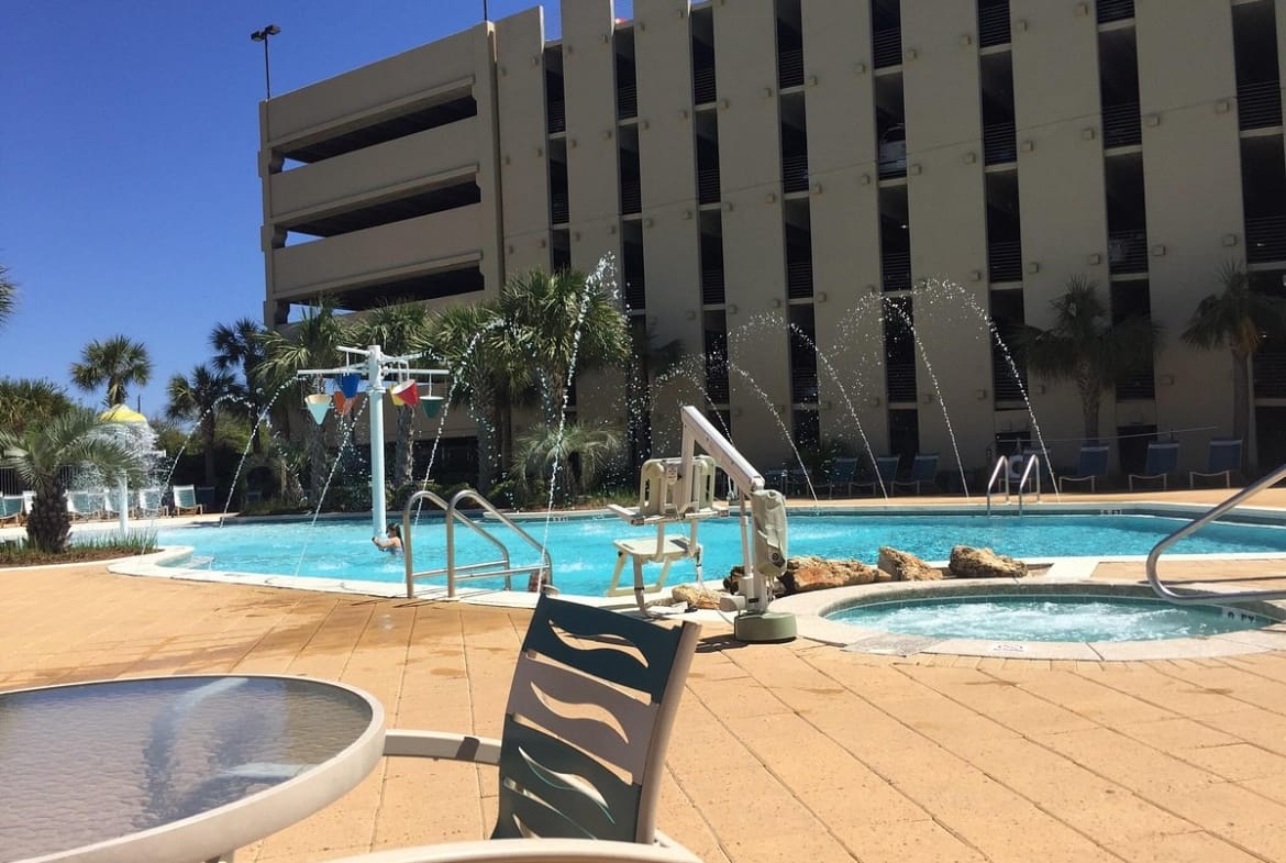 Wyndham Emerald Beach Resort pool tub