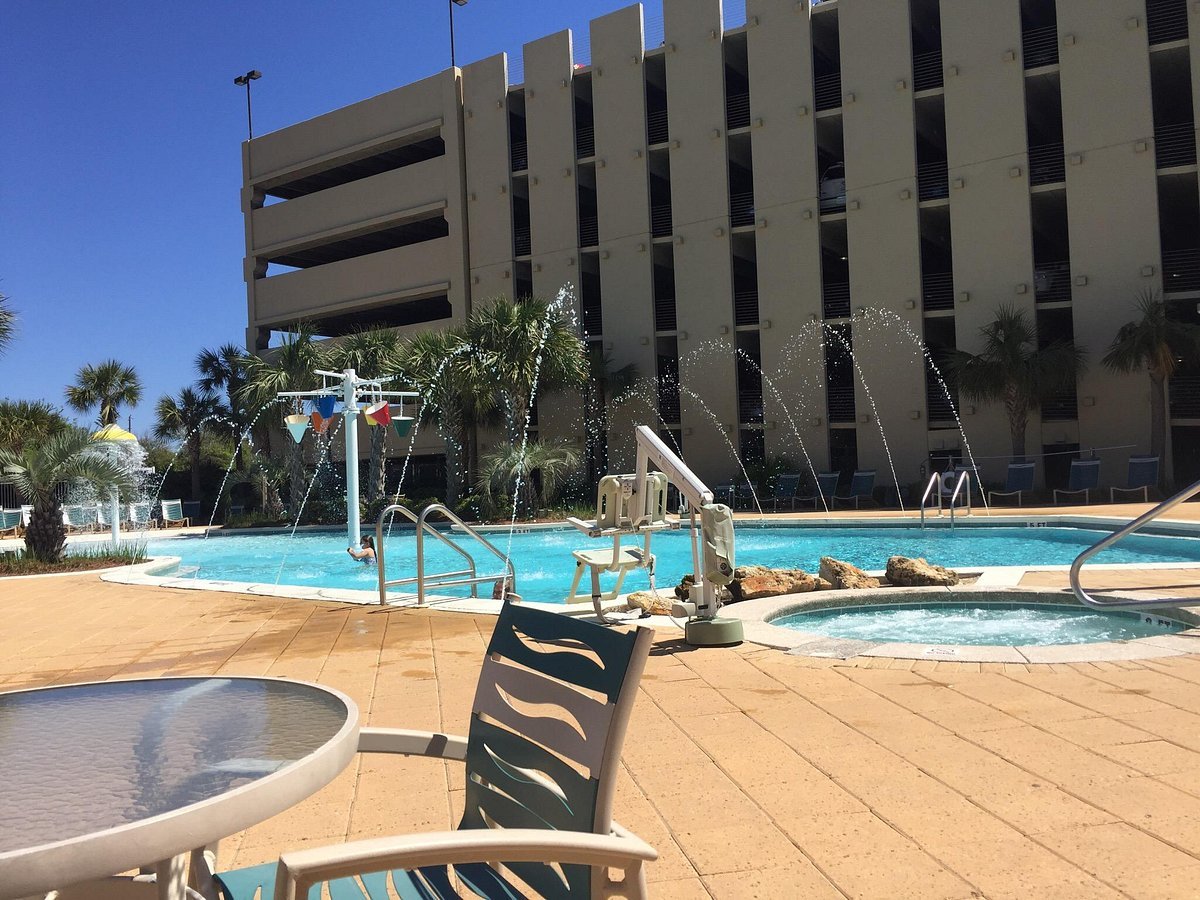 Wyndham Emerald Beach Resort pool tub