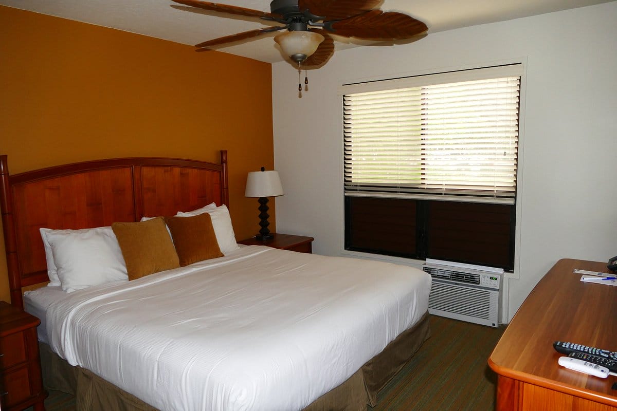 Wyndham Kauai Beach Villas bed