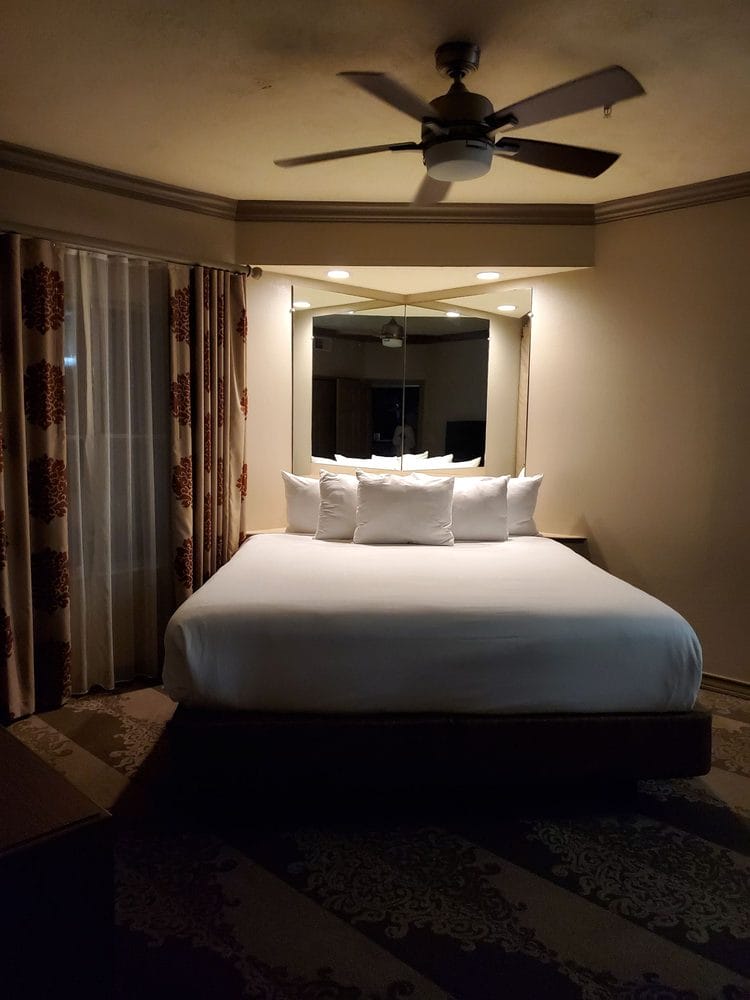 Wyndham Nashville bed