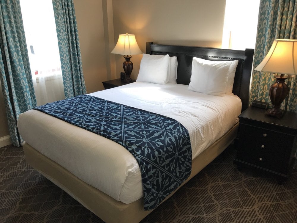 Wyndham New Orleans At Avenue Plaza bed