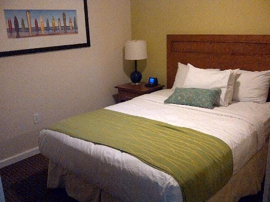 Wyndham Oceanside Pier Resort bed area