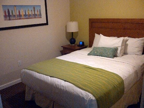 Wyndham Oceanside Pier Resort bed area