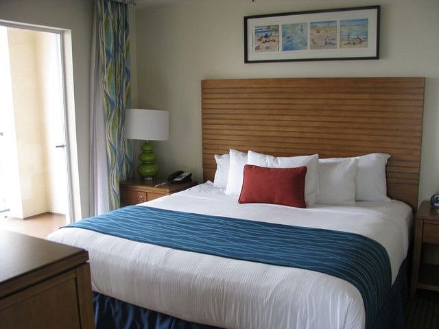 Wyndham Oceanside Pier Resort bed2