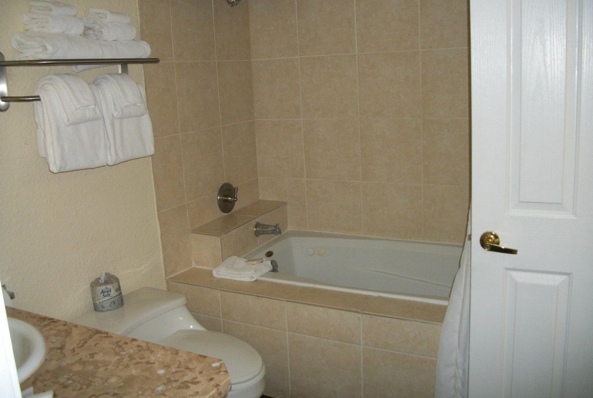 Wyndham Riverside Suites bath