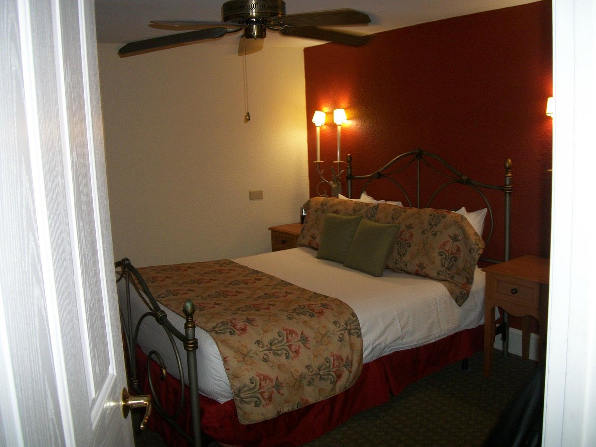 Wyndham Riverside Suites bed2