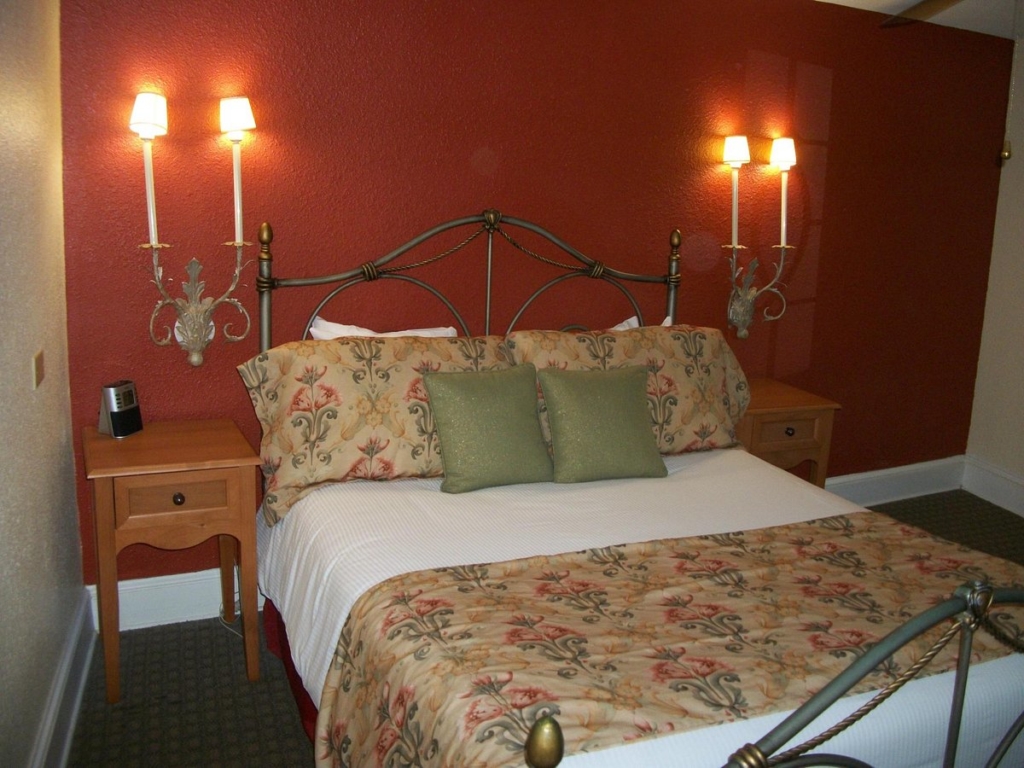 Wyndham Riverside Suites bedlights