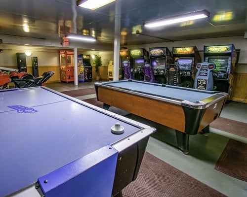 Suites At Attitash Mountain Village Arcade