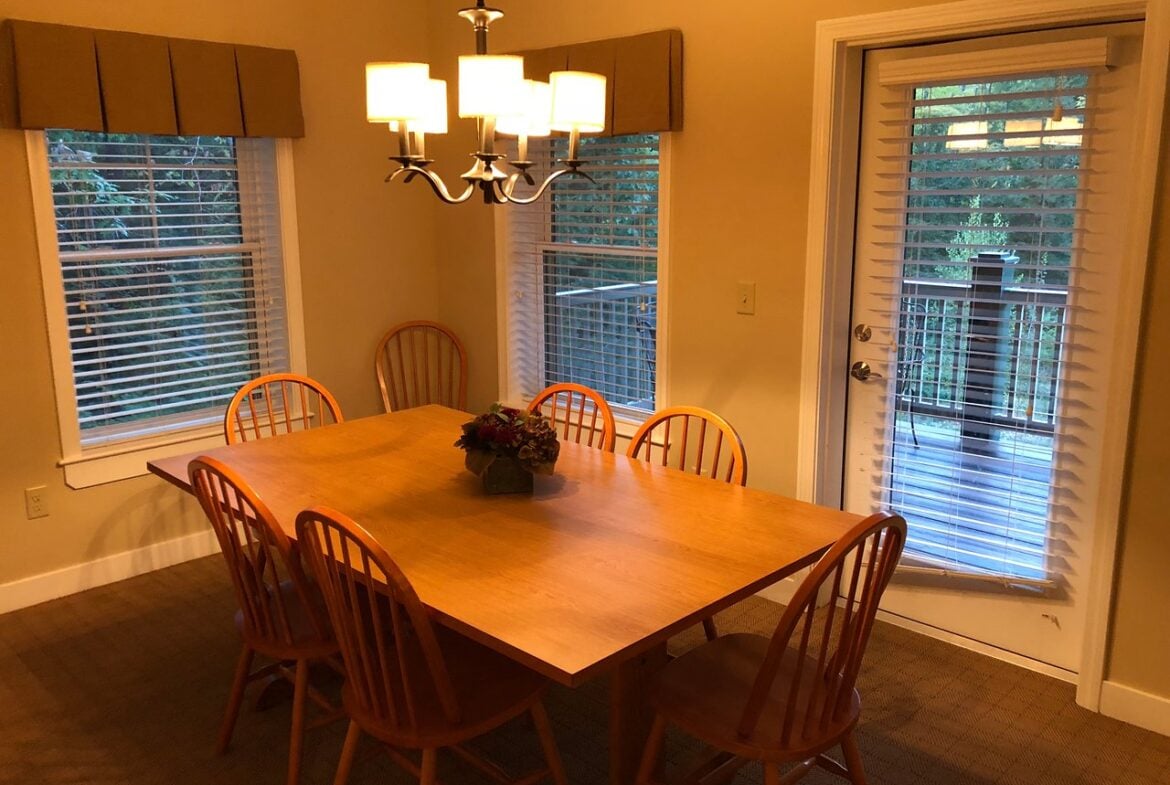 Suites At Attitash Mountain Village Dining Area