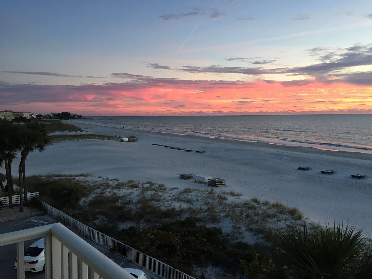 Commodore Beach Club