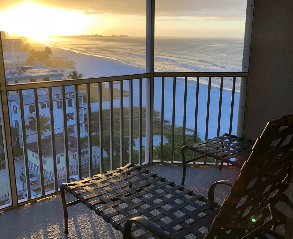 top floor balcony view of diamondhead