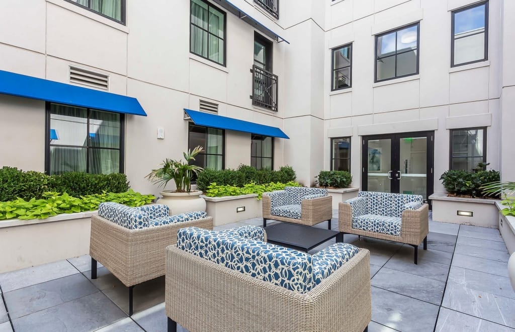 King 583 Courtyard Near Parking