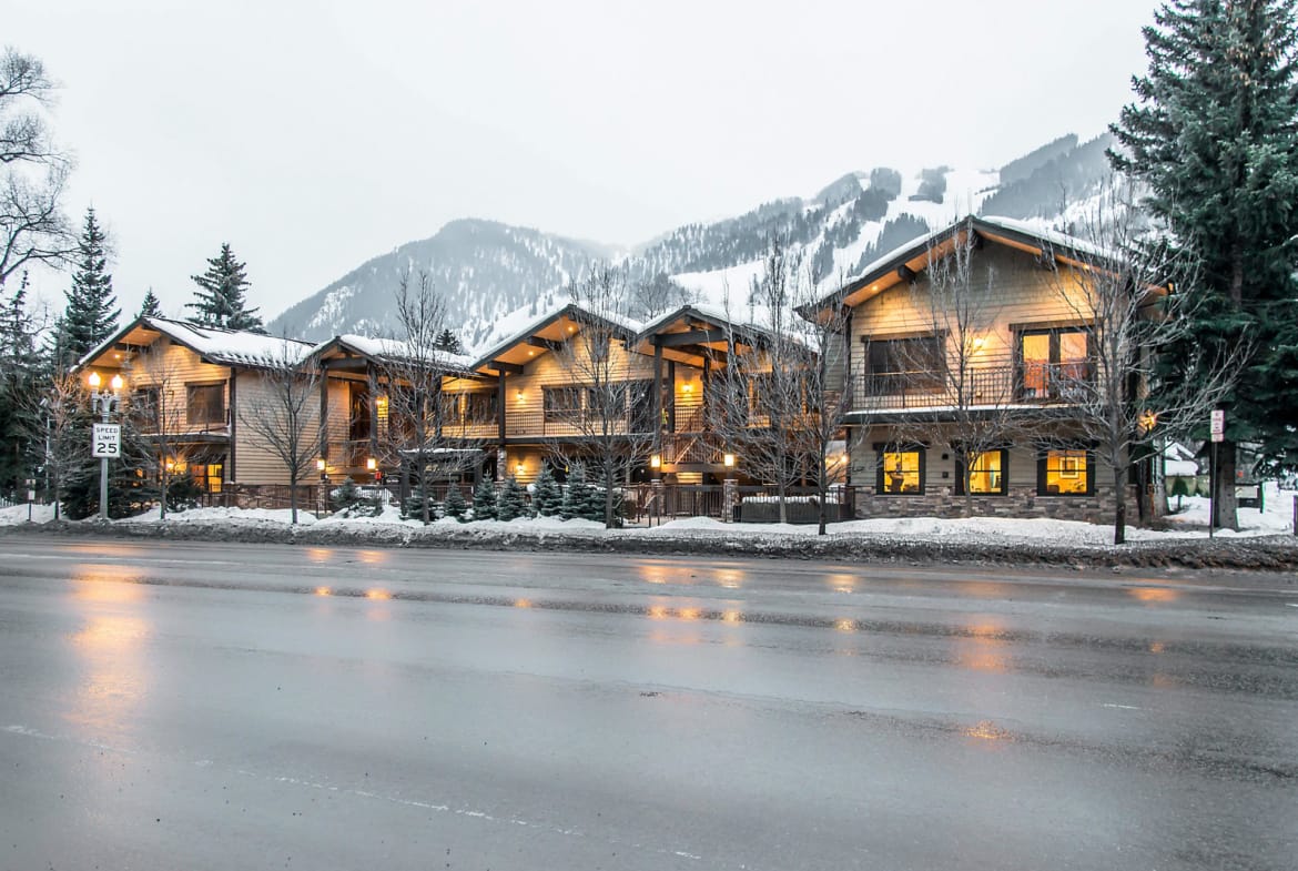 The Innsbruck Aspen Two Ski Resorts Best in US For Ski Season