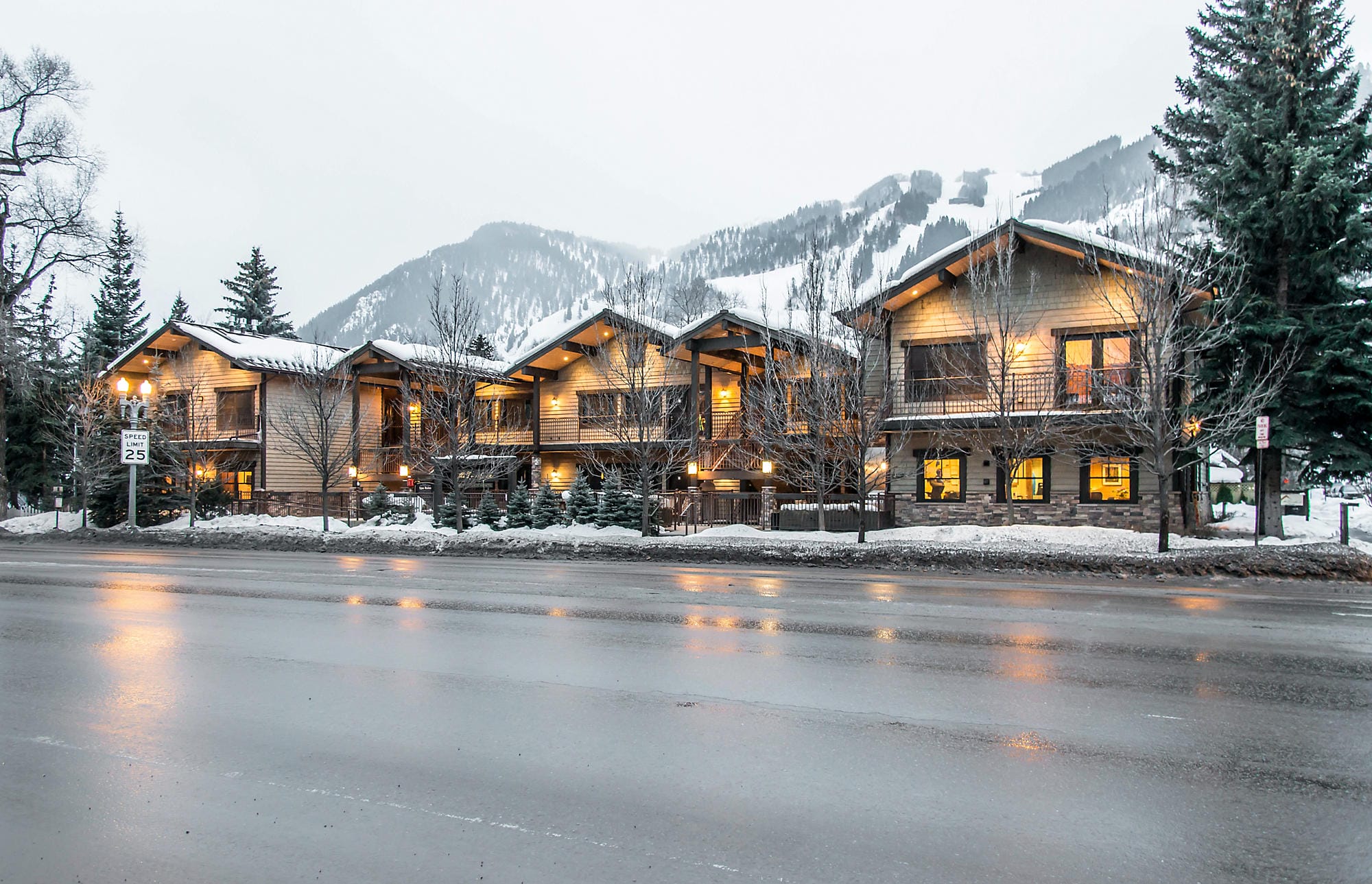 The Innsbruck Aspen Two Ski Resorts Best in US For Ski Season
