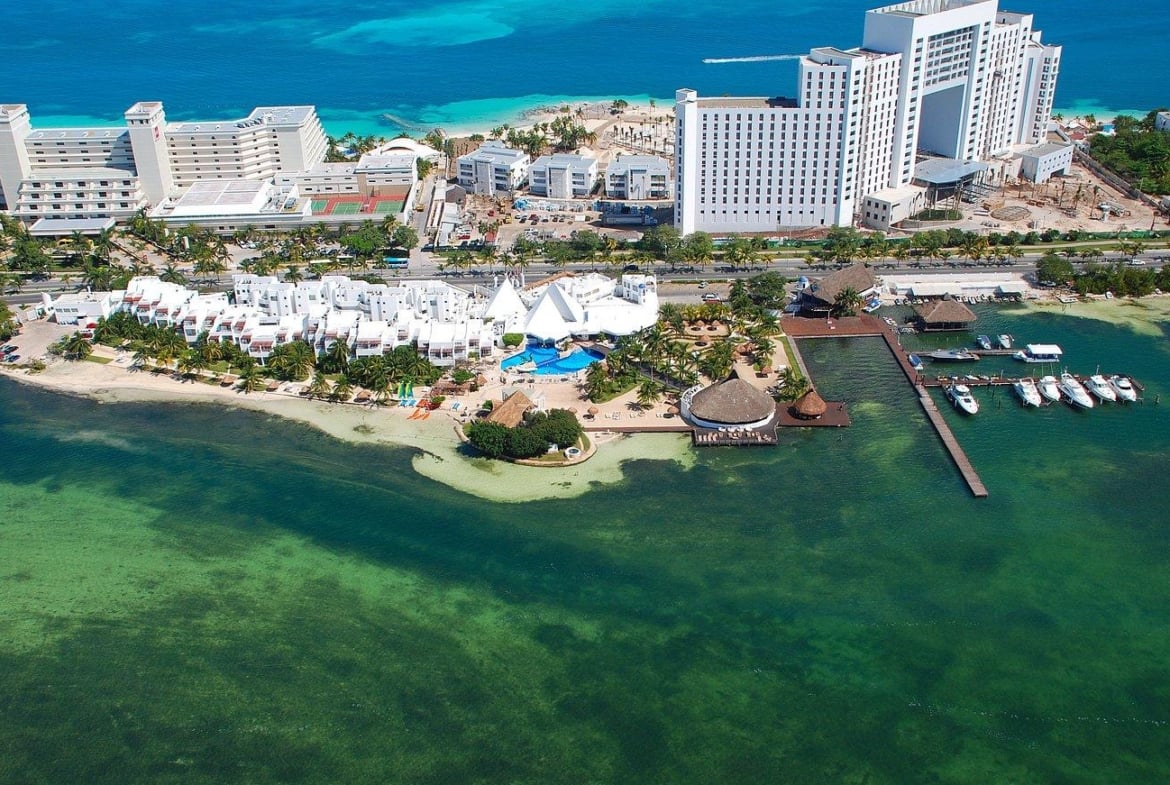 Holiday's Lounge Sunset Marina Resort and Yacht Club Cancun