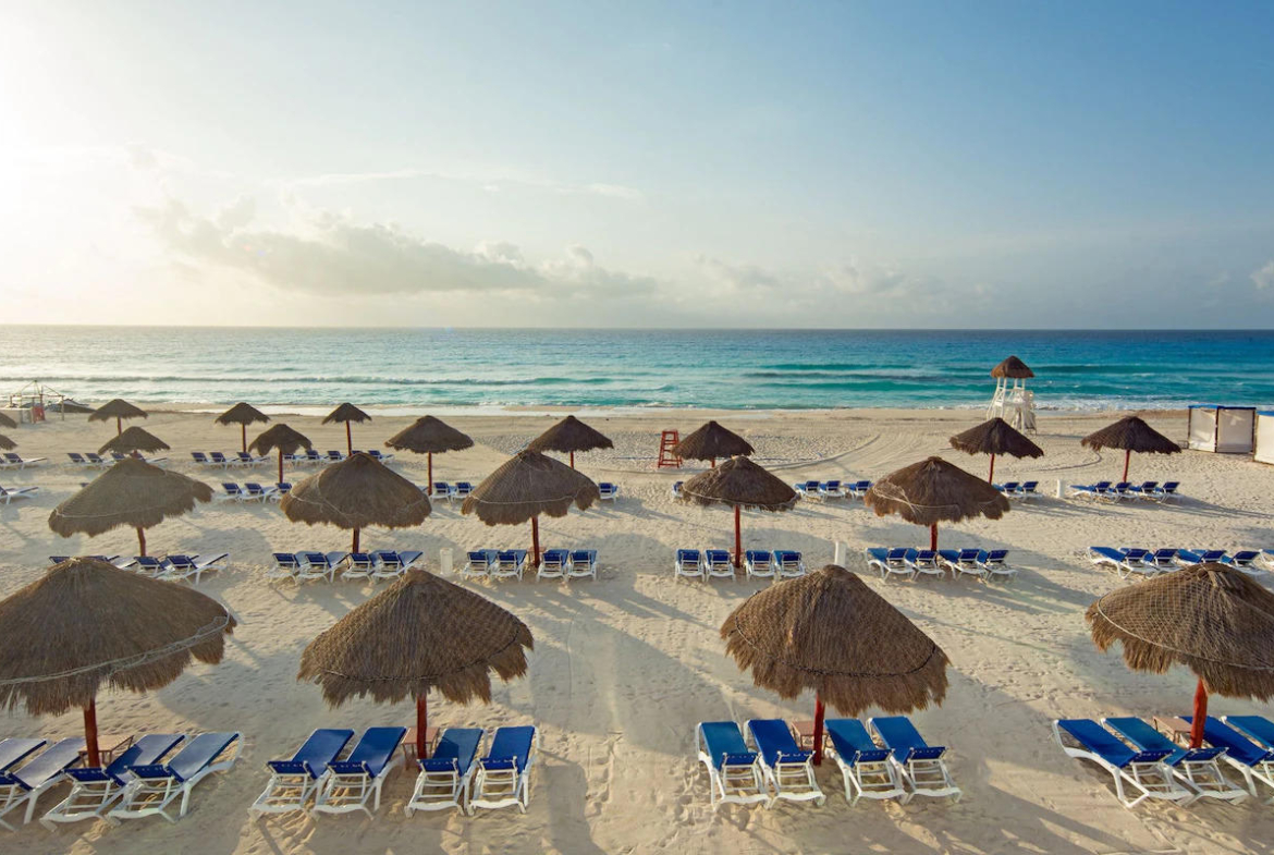 Holiday's Lounge Sunset Royal Cancun