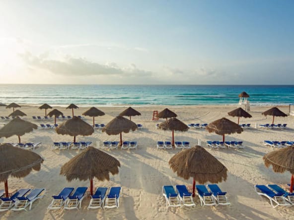 Holiday's Lounge Sunset Royal Cancun