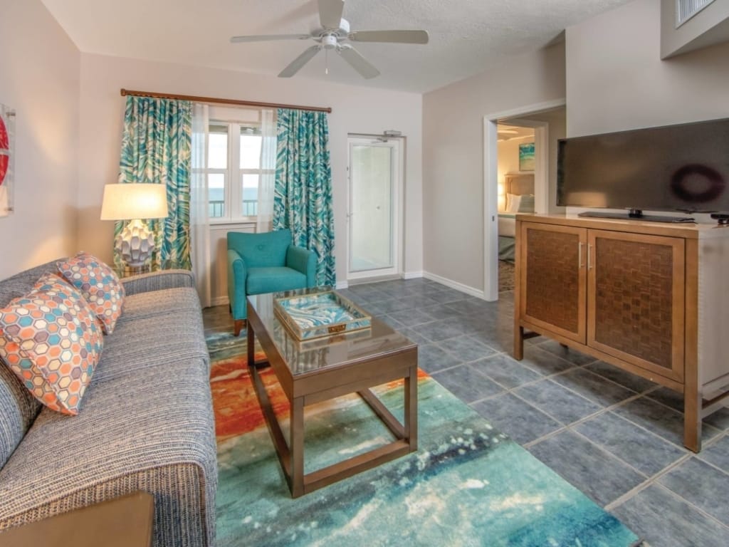 holiday inn panama city beach living room