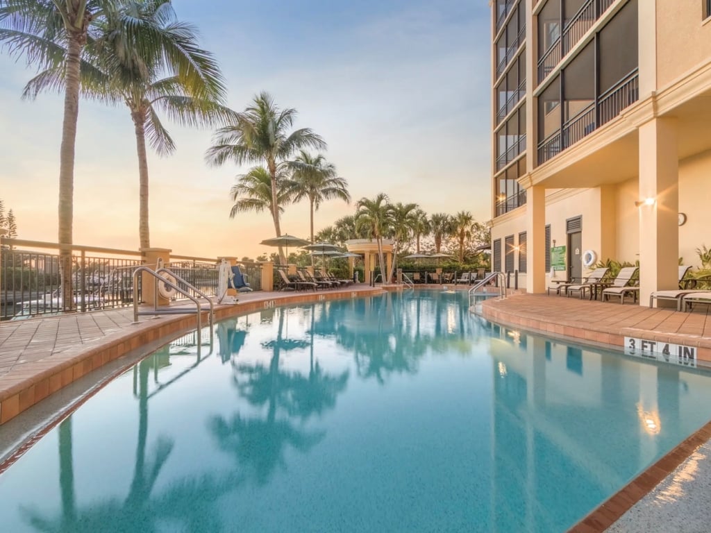 hotel on-site pool amenities 