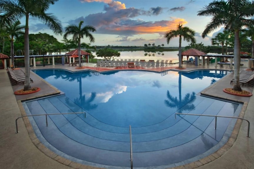 Outdoor swimming pool overlooking ocean 