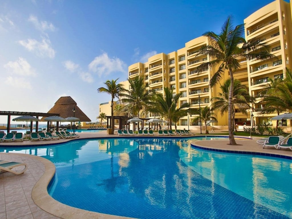 The Royal Sands Pool Perfect Place for Spring Break Last Minute Deals