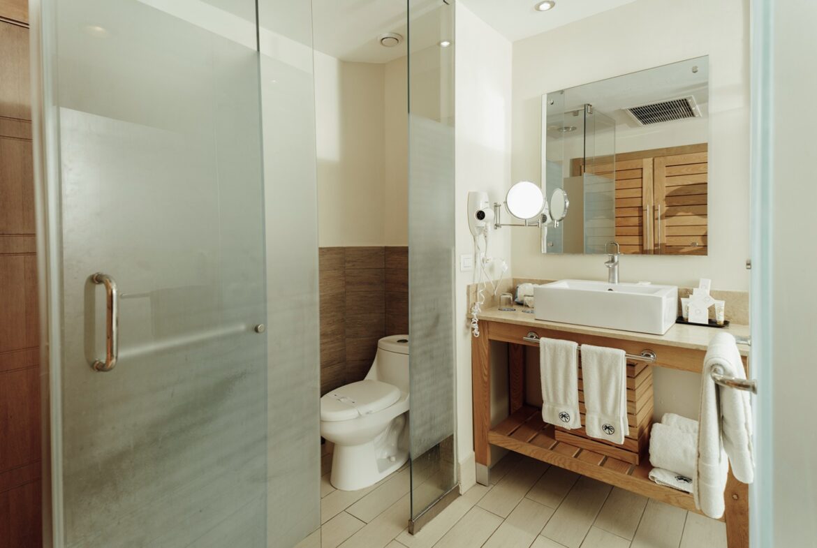 Lifestyle Tropical Beach Resort & Spa Bathroom
